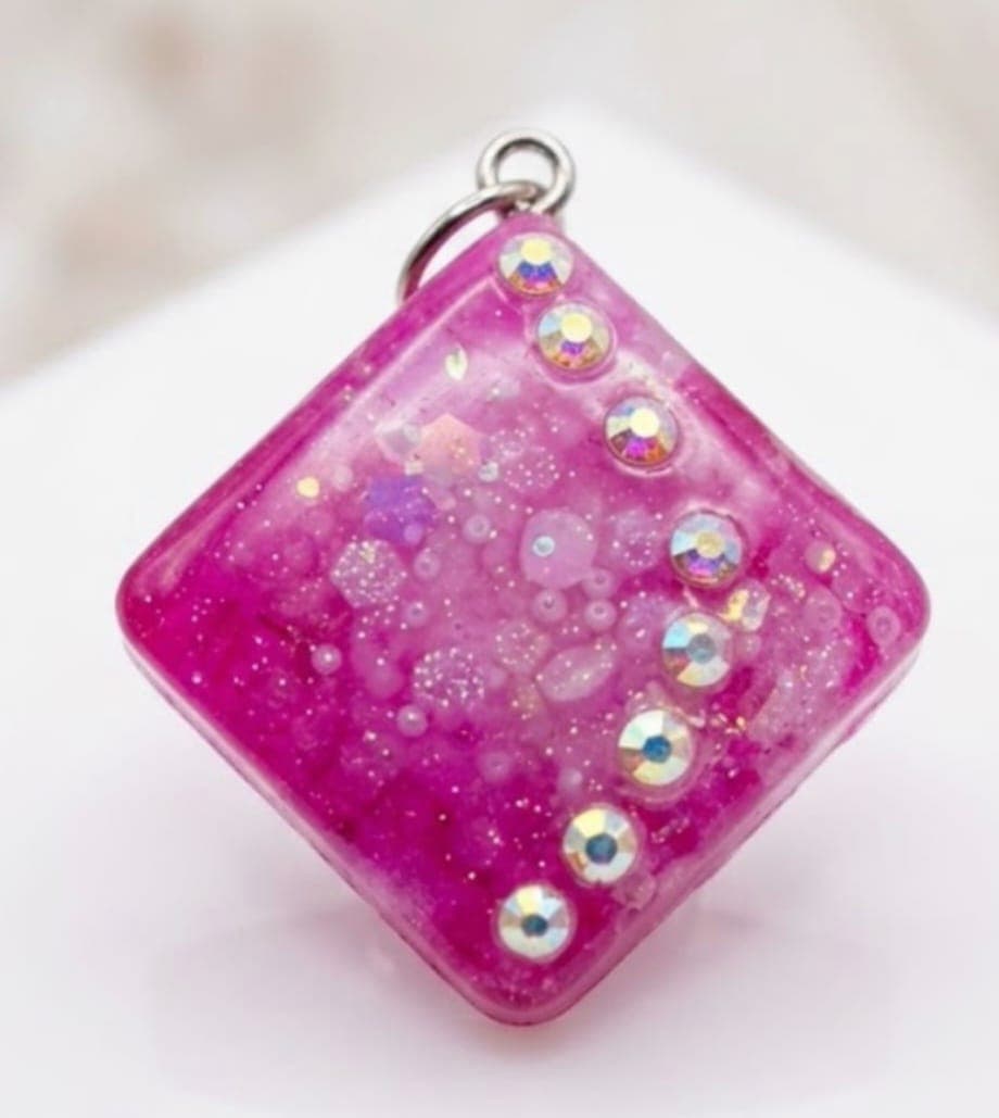 Ciondolo Artigianale in Resina Rosa con Brillanti e Strass – Luminoso ed Elegante