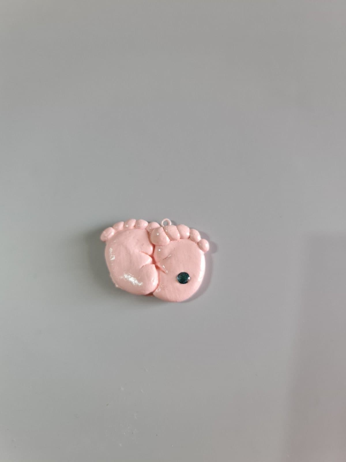 Ciondolo piedini realizzato a mano con brillantino azzurro, utile per realizzare bomboniere di benvenuto nascita