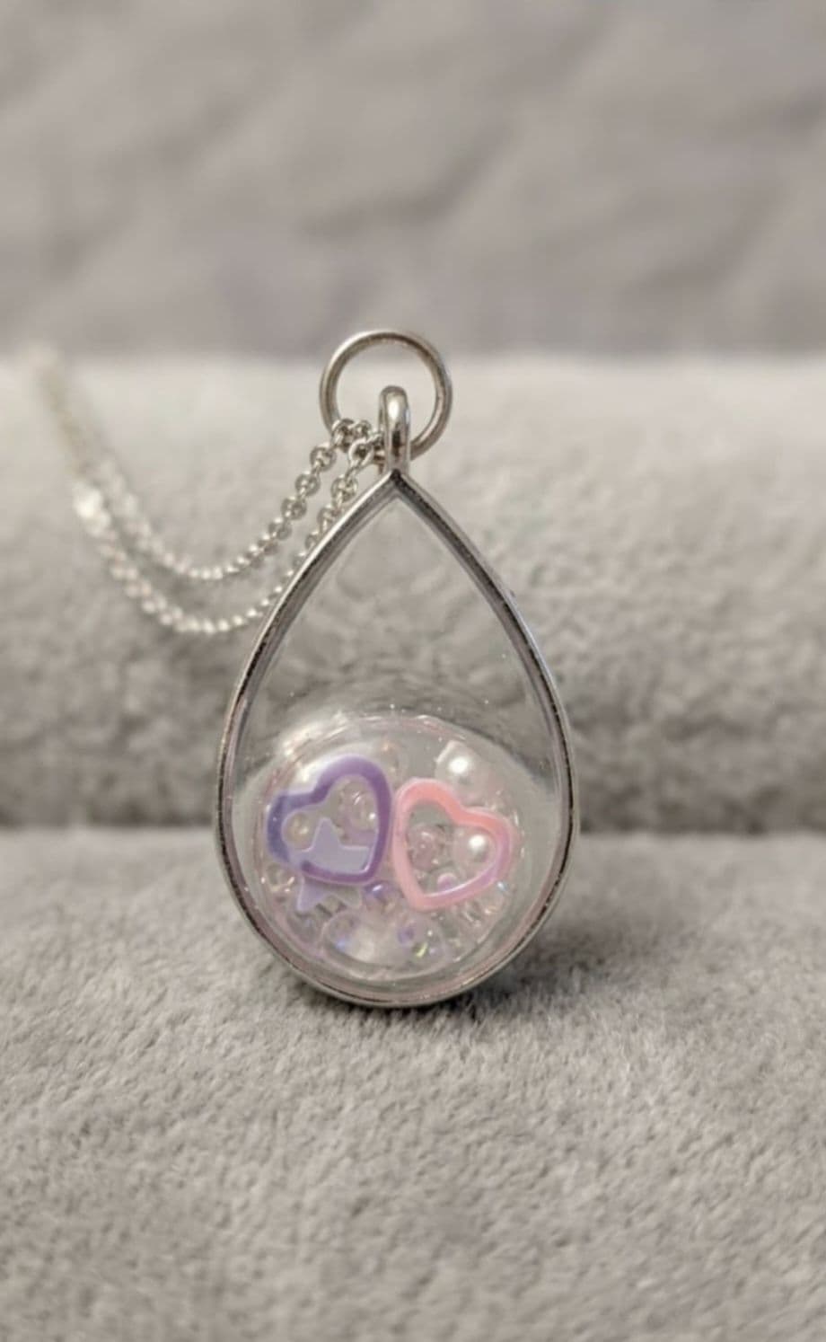 Collana a Goccia con Cuori e Perline – Un Gioiello Romantico e Delicato