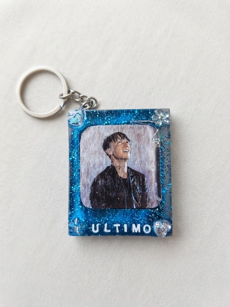 Portachiavi Artigianale in Resina - Dedicato a "Ultimo" 