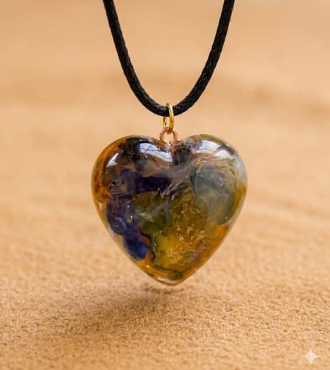 Ciondolo a Cuore "Magia della Terra" in Resina Fatto a Mano con Cordino Nero | Gioiello Artigianale Unico