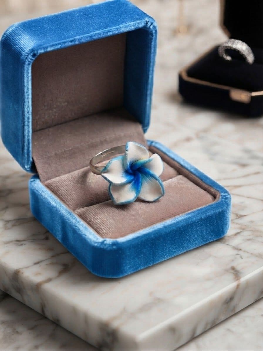 Anello floreale artigianale in argento con dettagli blu e bianchi